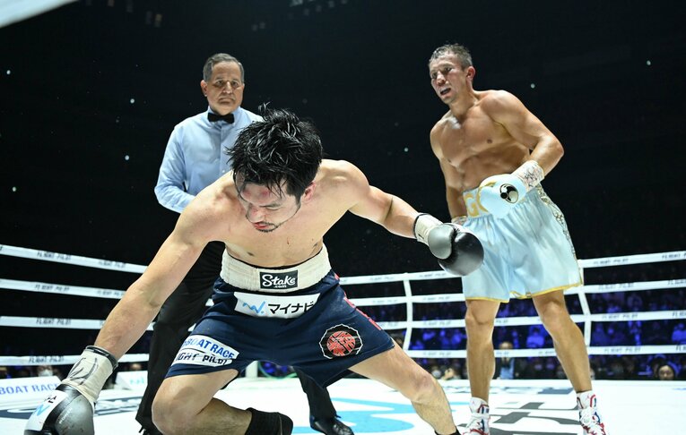 倒れ込む村田(5/9)　［代表撮影］©JIJI PRESS