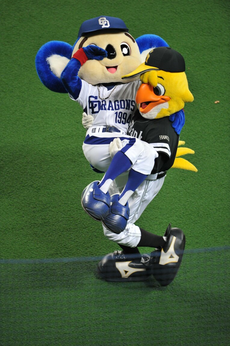 2011年の日本シリーズ、ハリーホークに抱っこされるドアラ　©Hideki Sugiyama