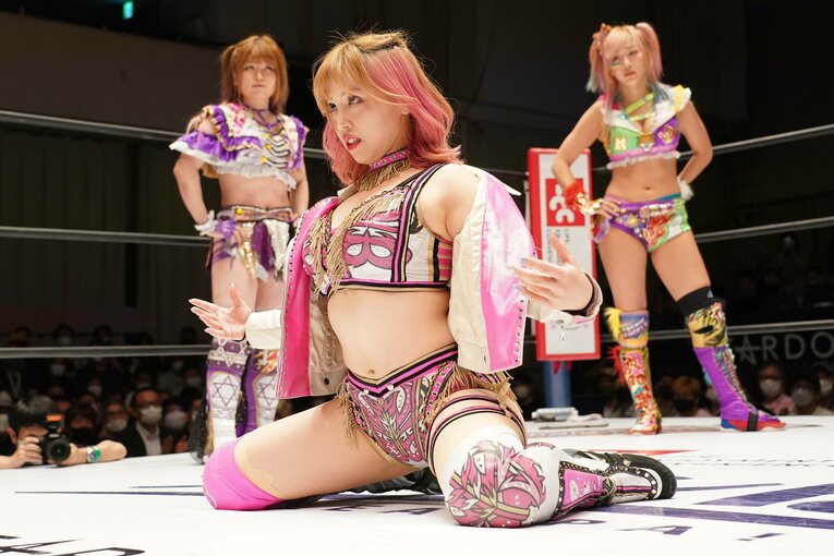 リング上でポーズを決める白川未奈