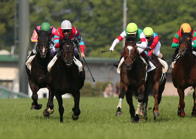 武豊騎乗のキズナ（左から2頭目）に半馬身差で敗れたダービー。エピファネイアは右から3頭目　©JIJI PRESS