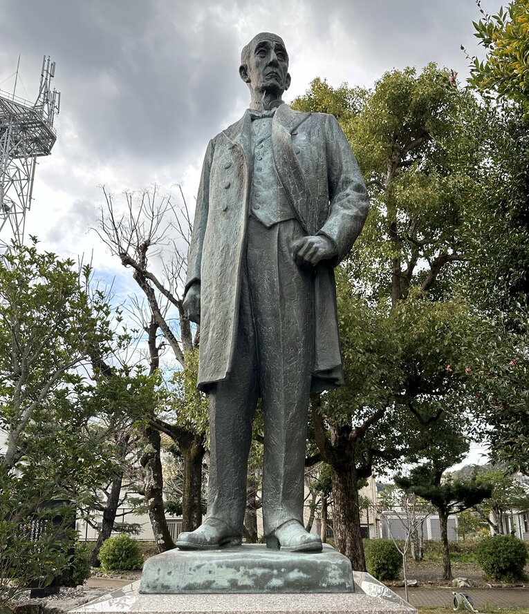 耐久高校の校庭に立つ濱口梧陵の銅像　©Yuji Yanagawa