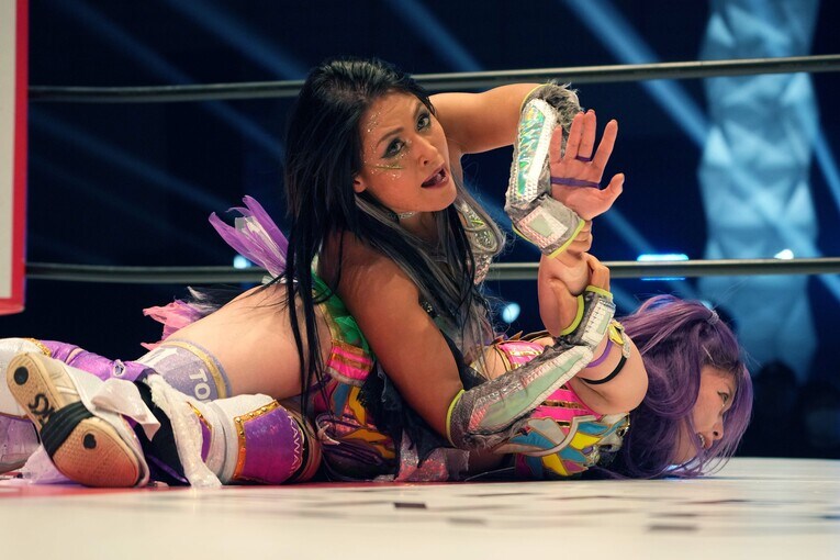 中野たむの腕を取りにいくジュリア　©Essei Hara