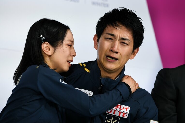 総合1位が決まると、キス・アンド・クライで二人は抱き合って泣いた　©AFLO