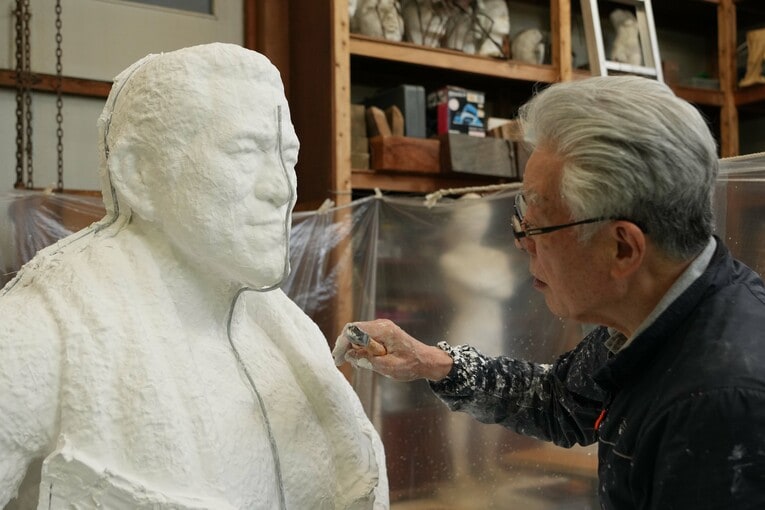 ペンチを手に作業を続ける井野雅文さん