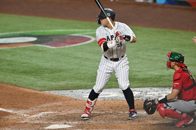 栗山が選択したのはこの日3三振の村上に託す一手だった　©Naoya Sanuki