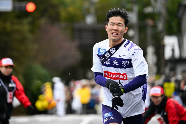 往路の5区、倒れ込むようにしてゴールする金子伊吹　©Nanae Suzuki