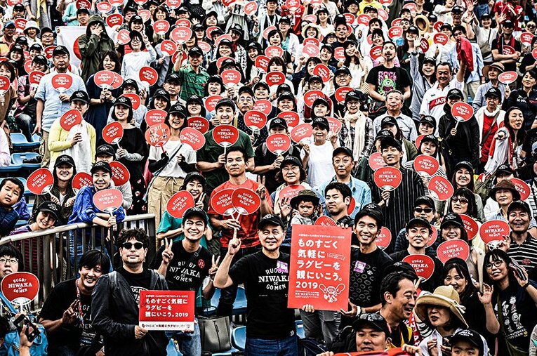 糸井重里さんも出席したラグビーを身近にするイベント。「NIWAKA DE GOMEN（にわかでごめん）」のうちわが象徴的だ。 ／ photograph by Asami Enomoto