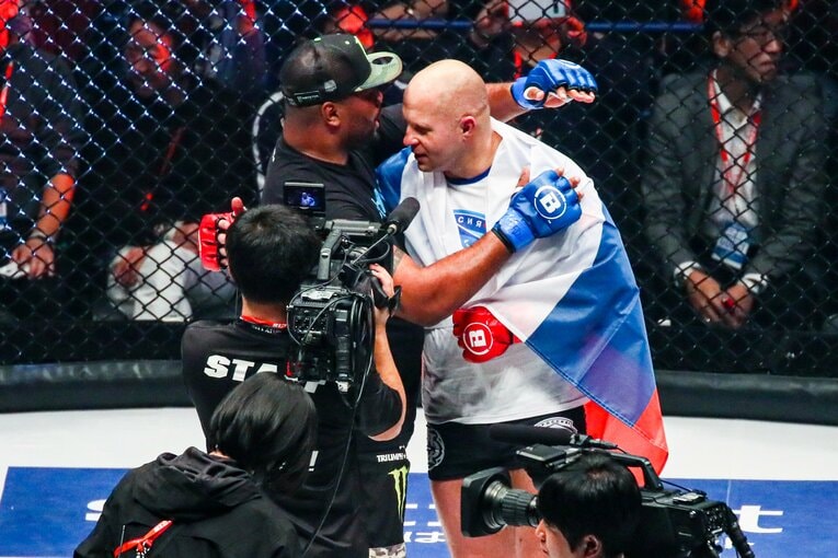 試合後、ヒョードルと抱擁をかわすジャクソン　©Susumu Nagao