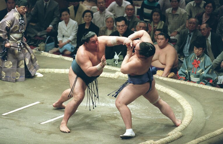 2001年5月、朝青龍は貴乃花との初対決に押し出しで敗れる　©JIJI PRESS