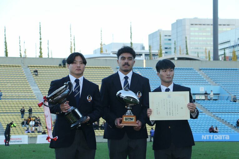 表彰式で。左が蓑洞主将、ヴァイレア副将、坪内主務　©Nobuhiko Otomo