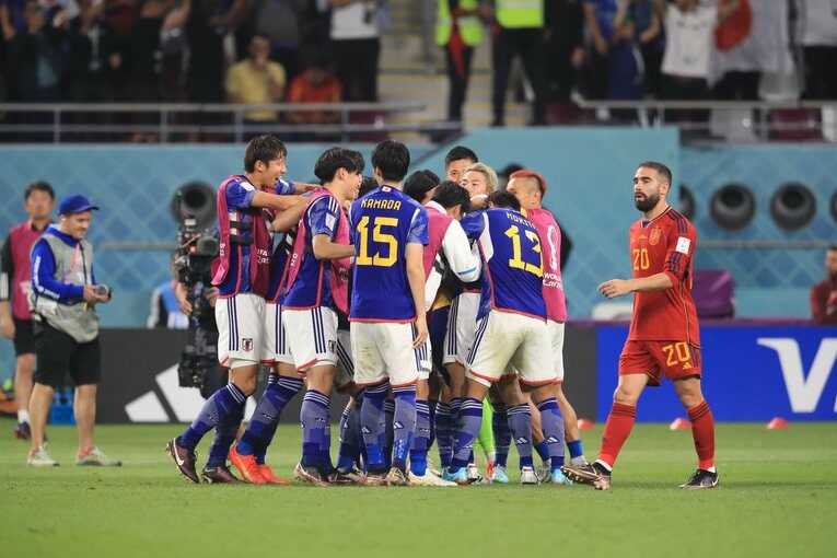 田中を祝福するメンバーたち（奇跡のゴールシーン　53／57）©Kazuo Fukuchi/JMPA