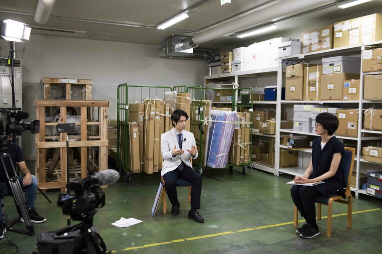 学芸員さんの「プログラムの衣装はどうしているんですか？」の質問に…　©Asami Enomoto