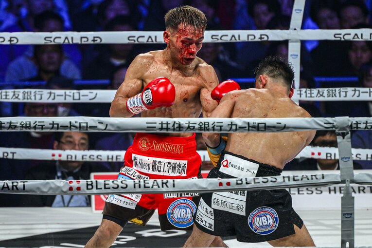 堤聖也vs.比嘉大吾。2月24日、有明アリーナ　©Takuya Sugiyama