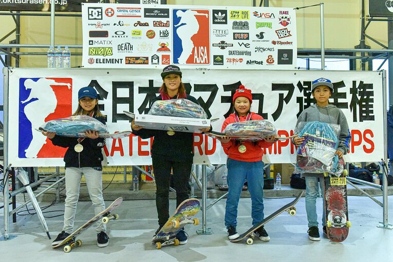 2017年のAJSA全日本アマチュア選手権で優勝した四十住（左から2番目）。彼女の右にいるのが女子ストリート金メダリストの西矢椛で、右端にいるのが銅メダリストの中山楓奈　©Yoshio Yoshida