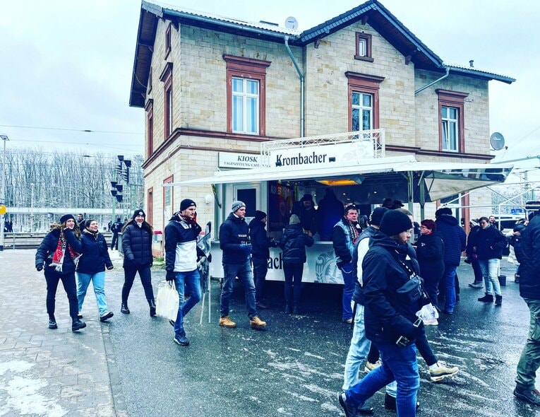 「1年前はJ2→ドイツ5部」上月壮一郎22歳の堂々1部デビュー…長谷部誠と握手、鎌田大地vs吉田麻也のW杯組対決も〈現地撮影〉(6)