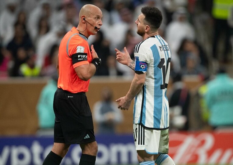 W杯決勝というプレッシャーのかかるゲームを毅然とした態度で裁いたポーランド人シモン・マルチニアク主審。かつてJリーグでも笛を吹いたことがある ／ photograph by Getty Images