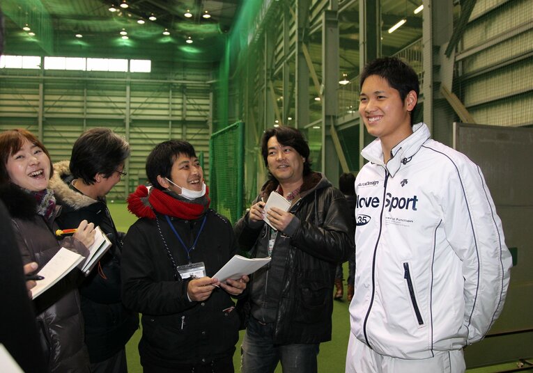 2013年1月、新人合同自主トレで日本ハムの番記者に囲まれて初々しい笑顔を見せる大谷翔平　＠SANKEI SHIMBUN