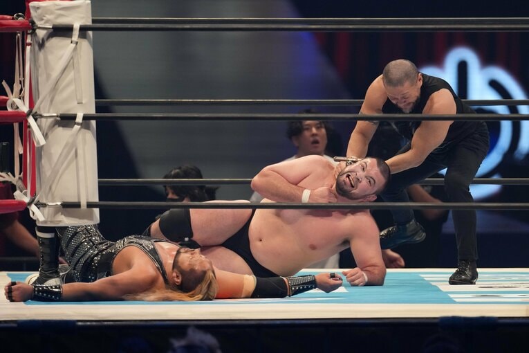 乱入したディック東郷に首を絞められるウルフアロン　©Essei Hara