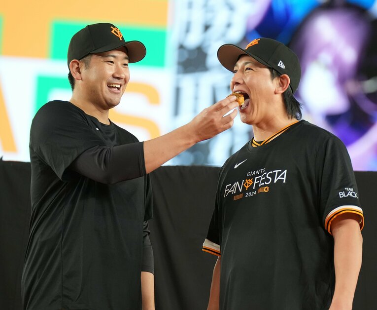 昨年11月30日、ファン感謝デーでの“スガコバ”。小林誠司にホットドックを食べさせる菅野智之　©Sankei Shimbun