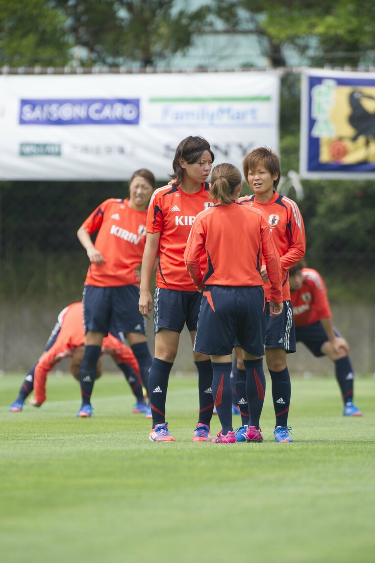 先輩たちにも臆せず話しかけるコミュニケーション力の高さも際立つ（2012年）©︎JMPA