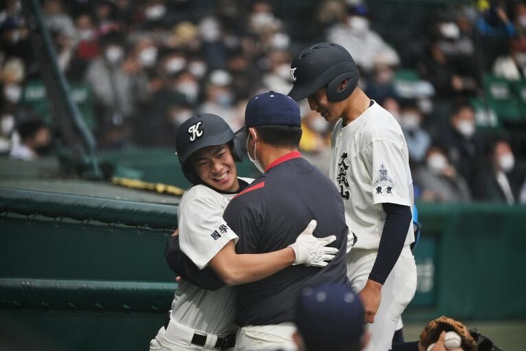 準々決勝でホームランを放った下川邊を抱擁する尾崎監督　©Hideki Sugiyama