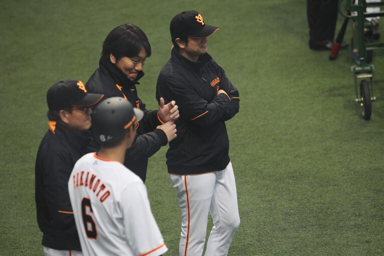 巨人監督時代。松井秀喜らと談笑　©Kichi Matsumoto