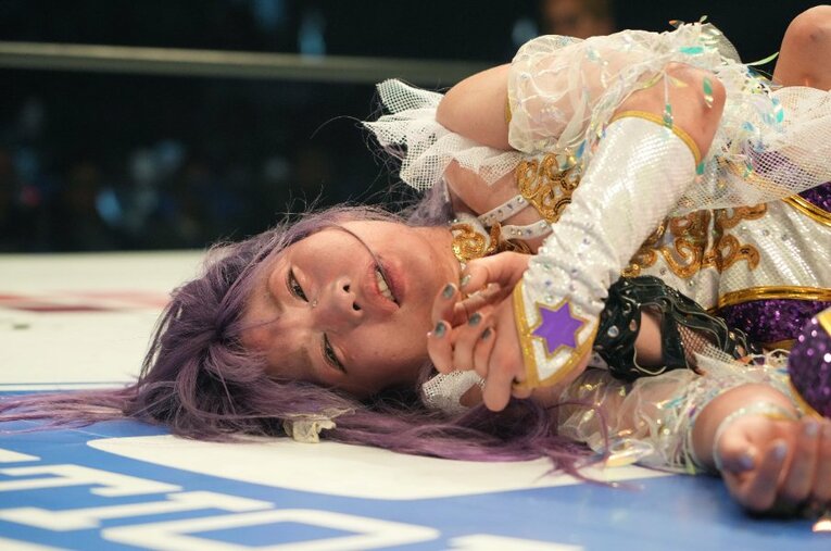 3カウントのフォール負けで引退が決まった中野たむ。リングに横たわりながら、勝者・上谷沙弥の手を握っていた ／ photograph by Essei Hara