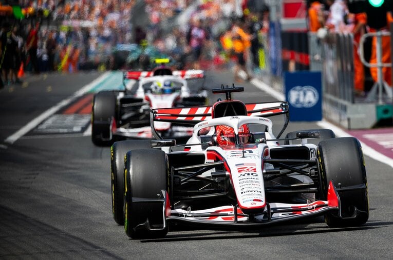 新レギュレーションでビッグチームも混乱する今季、好スタートを切ったハースの戦略を小松礼雄代表が語った　©Haas F1 Team