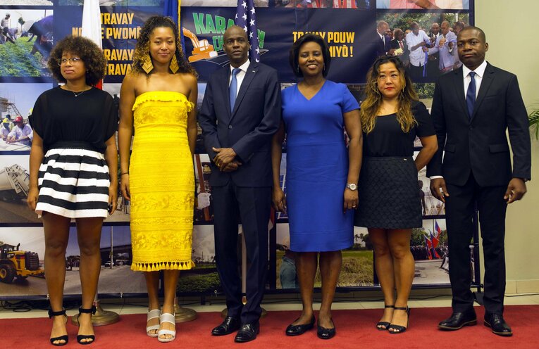 ハイチのモイーズ大統領夫妻(中央)に面会した大坂姉妹（左からまり、なおみ）と両親。モイーズ大統領は訪問から約3年後に武装集団によって殺害される　©AP/AFLO