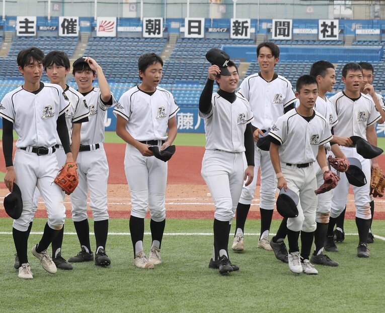 東東京大会で4回戦まで勝ち進んだ開成高野球部。監督は東大野球部出身の青木秀憲氏（1996年卒部）だ　©Sankei Shimbun