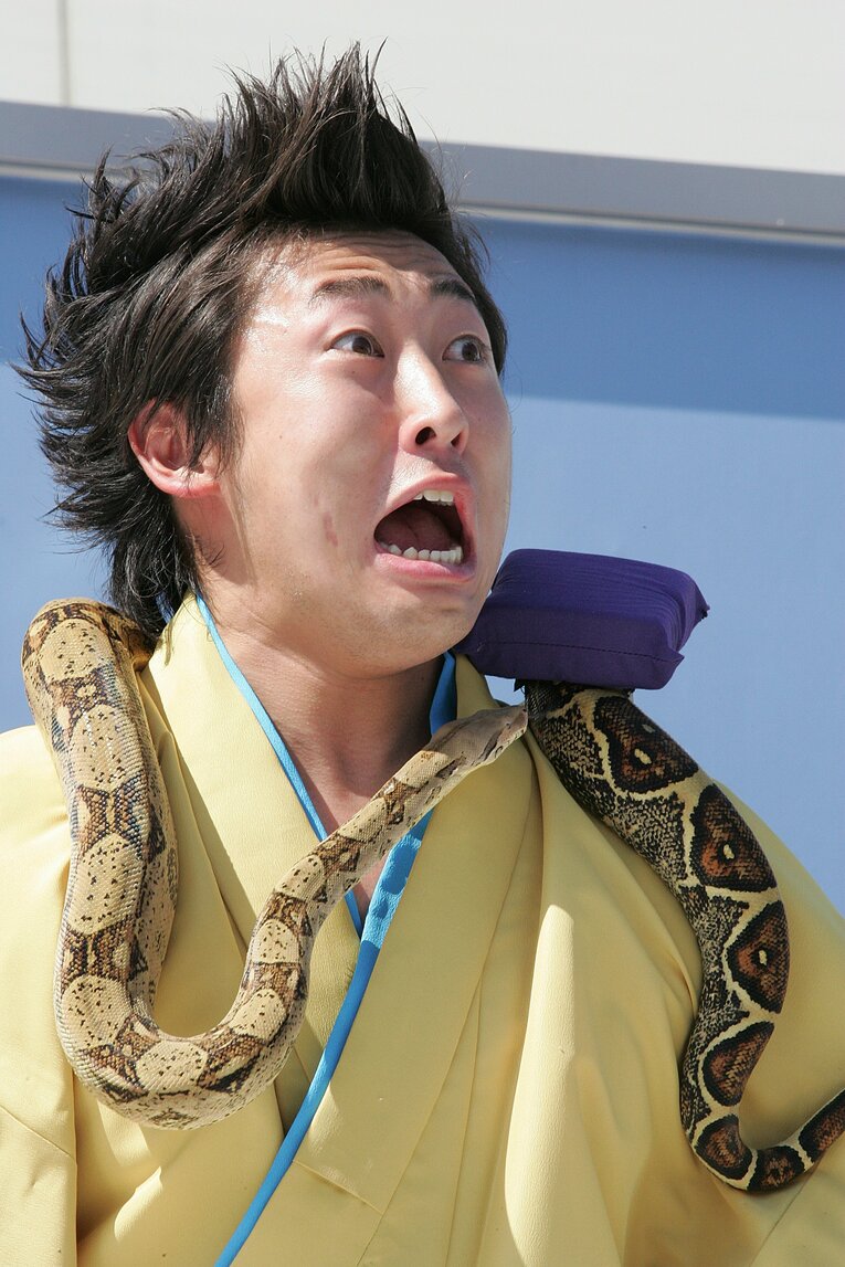サンシャイン水族館のイベントで蛇を首に巻くロバート秋山竜次（2005年）©︎Tamon Matsuzono