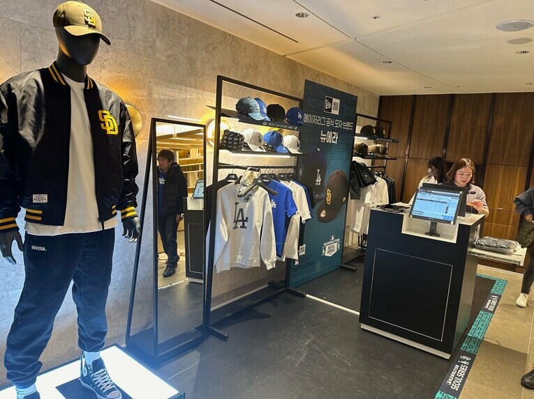 ロッテ百貨店に登場したソウルシリーズ関連グッズを売る特設会場。わたしの到着日にはすでにかなり品薄であった