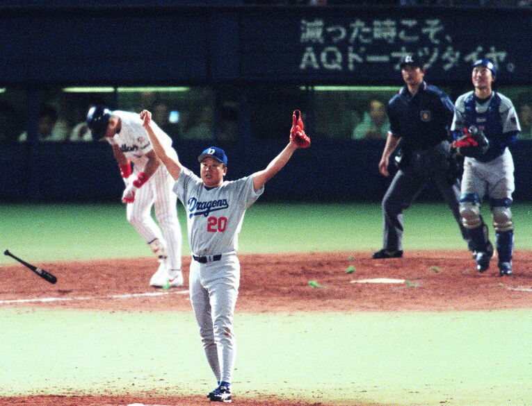 中日11年ぶりのセ・リーグ優勝の瞬間。ヤクルト最後打者ペタジーニ（左）を打ち取り、両手を挙げて喜ぶ宣銅烈　©JIJI PRESS