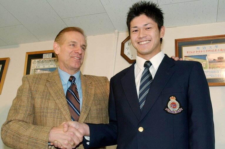 2004年11月、楽天のマーティ・キーナート初代GMとドラフト1位指名された明治大の一場靖弘投手 ／ photograph by JIJI PRESS