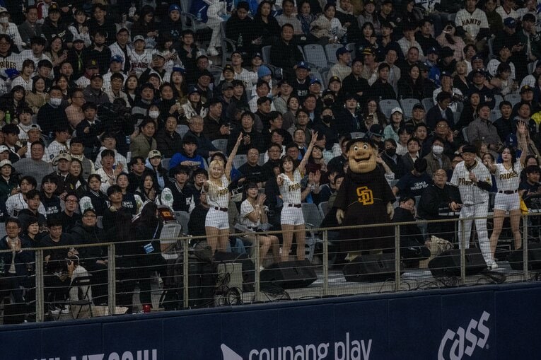 スタジアムに駆けつけたファン　©Nanae Suzuki