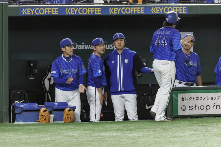 現役時代は2年連続の首位打者などマシンガン打線を牽引するバッターだった鈴木尚コーチ（中央、パーカー着用）　©Kiichi Matsumoto