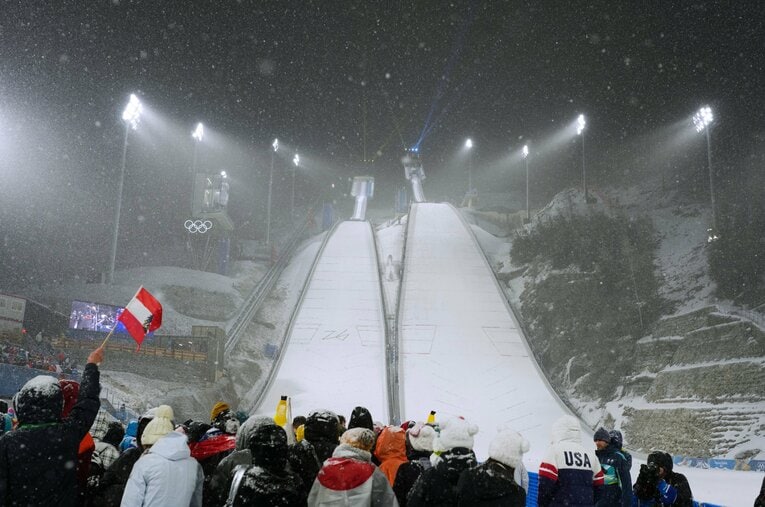 競技中に降り出した雪の影響で最後は途中打ち切りとなったスキージャンプのスーパーチーム種目。その決断はなぜ行われたのだろうか ／ photograph by Tsutomu Kishimoto/JMPA