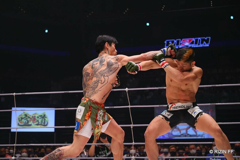 テンポよく打ち込んだ平本をジャッジは支持した　©RIZIN FF