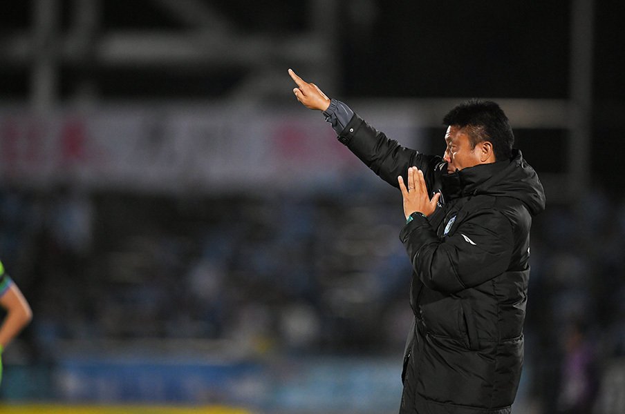 連敗中でもハードな練習&若手抜擢。湘南・曹監督と選手の途切れぬ闘志。<Number Web> photograph by Shonan Bellmare