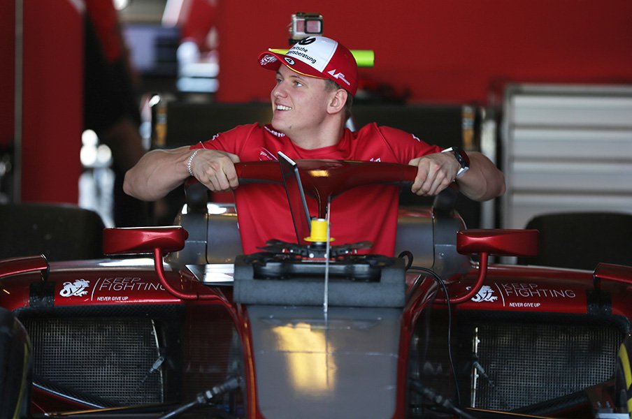 偉大な王者シューマッハーの長男が20歳にして叩いたフェラーリの門。<Number Web> photograph by AFLO