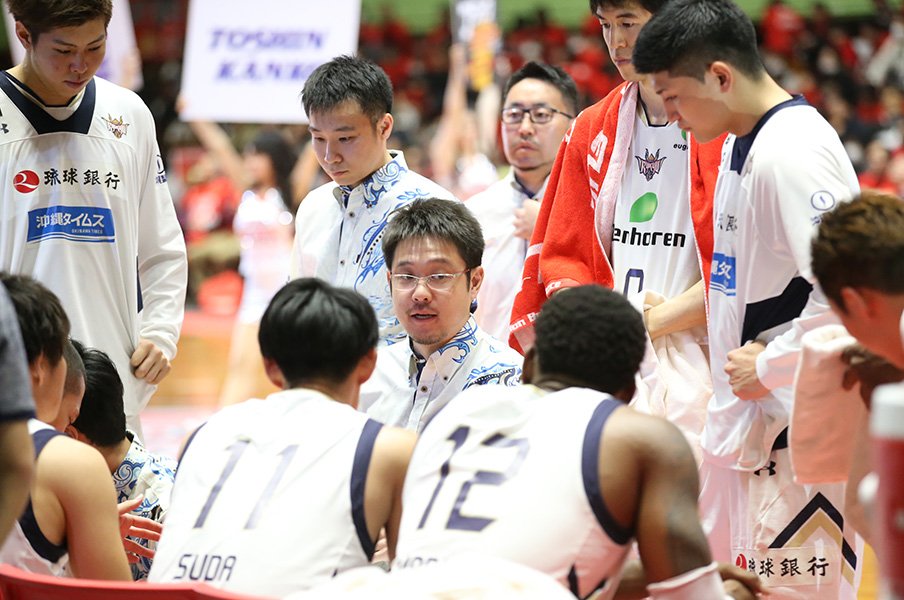 Bリーグ琉球・佐々宜央HCの流儀。33歳で指導者歴15年、異色の経歴。<Number Web> photograph by B.LEAGUE