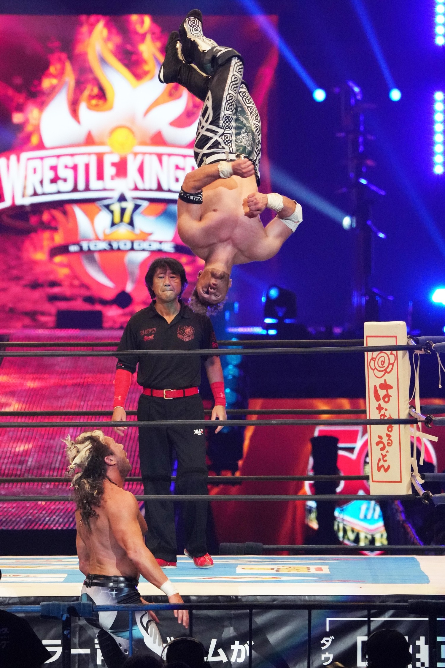 決死のきりもみ式ダイブを見せるウィル・オスプレイ（クリックすると「この記事の写真」に飛びます。流血等の過激な写真を含みますのでご注意ください）