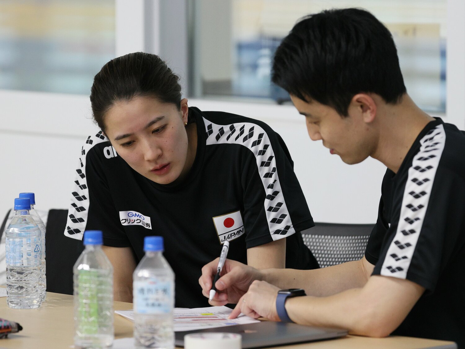 石松コーチと話し込む大橋（2024年3月）©︎JIJI PRESS