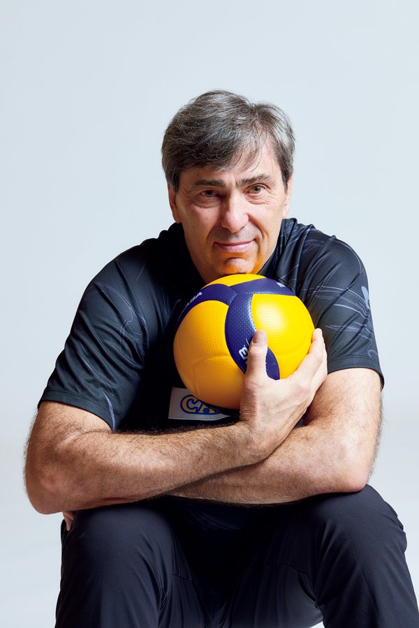 フィリップ・ブラン／ 1960年5月20日生、フランス出身。現役時はフランス代表エースとして'86年世界選手権で最優秀選手賞。'91年に引退後は同代表監督、ポーランド代表コーチを経て'17年に日本代表コーチに。'21年、同監督に昇格。'23、'24年はネーションズリーグでメダル獲得。パリ五輪後、韓国の現代キャピタル監督に　©Yuki Suenaga