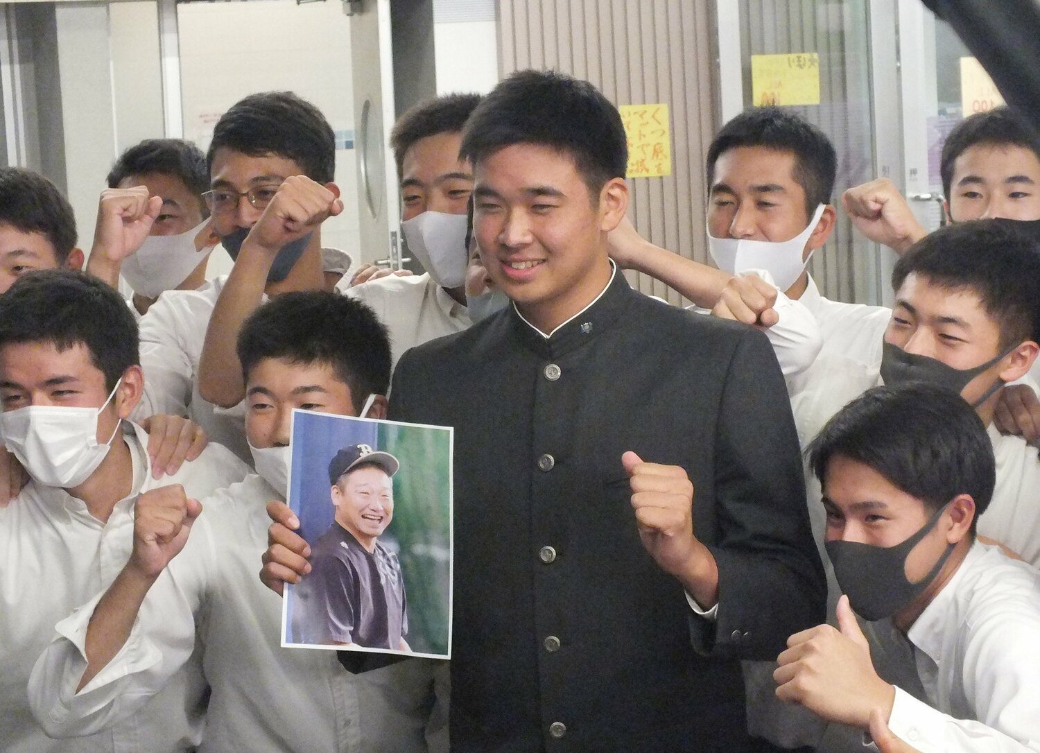 2020年10月のドラフトでオリックスから1位指名を受けた直後。制服姿の山下（福岡大大濠高で）　©JIJI PRESS