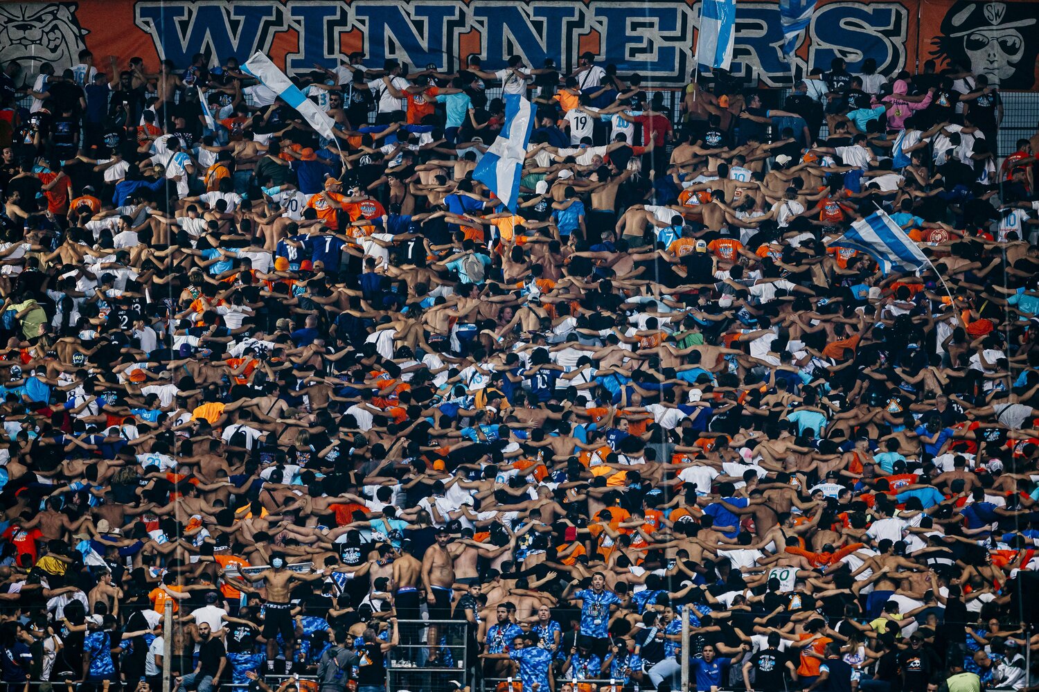 前半に2点を奪い、盛り上がるマルセイユサポーターたち。すでに半分が上半身裸だ　©Kiichi Matsumoto