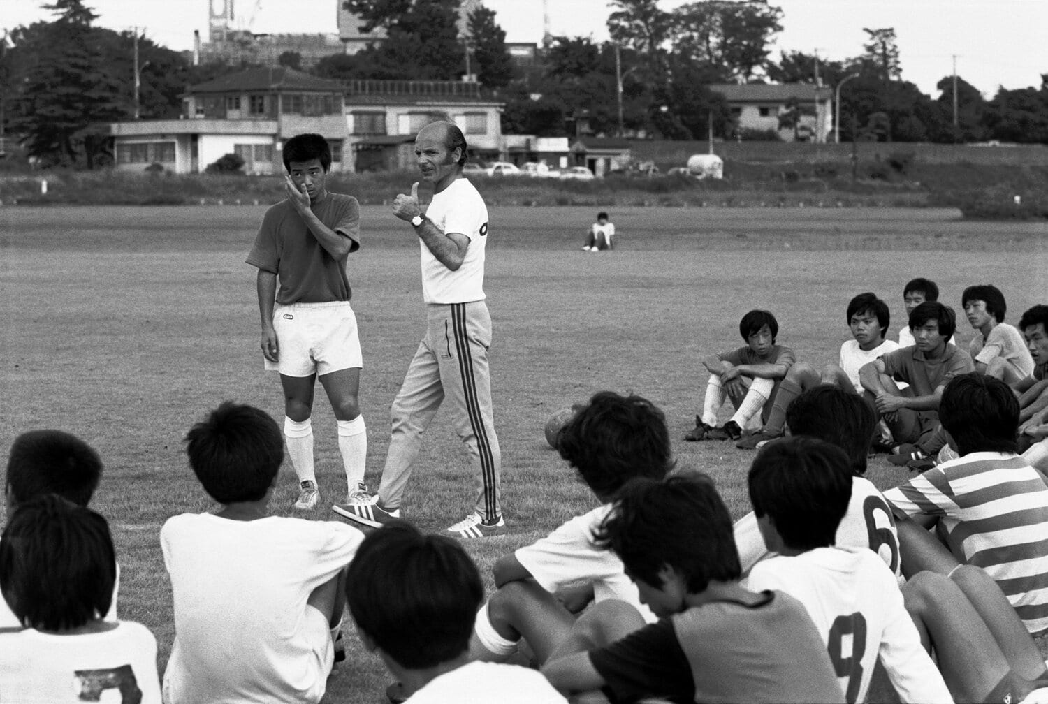 日本代表を指導するクラマー氏　©Shinichi Yamada/AFLO