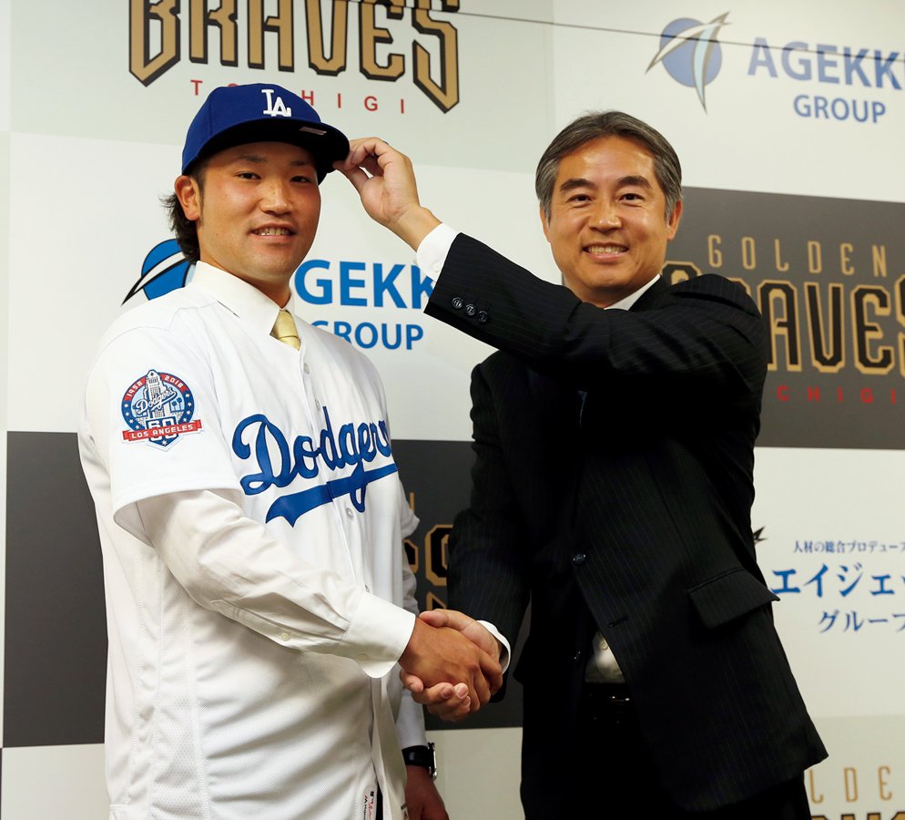 ドジャース入団時の北方悠誠（左）と鈴木陽吾ドジャース日本担当スカウト。北方は地元で働きながら子どもたちを指導　©︎Asahi Shimbun