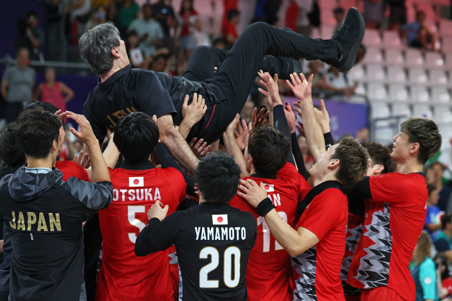 胴上げされるブラン監督。この試合を最後に日本代表監督を退任する　©︎AFLO