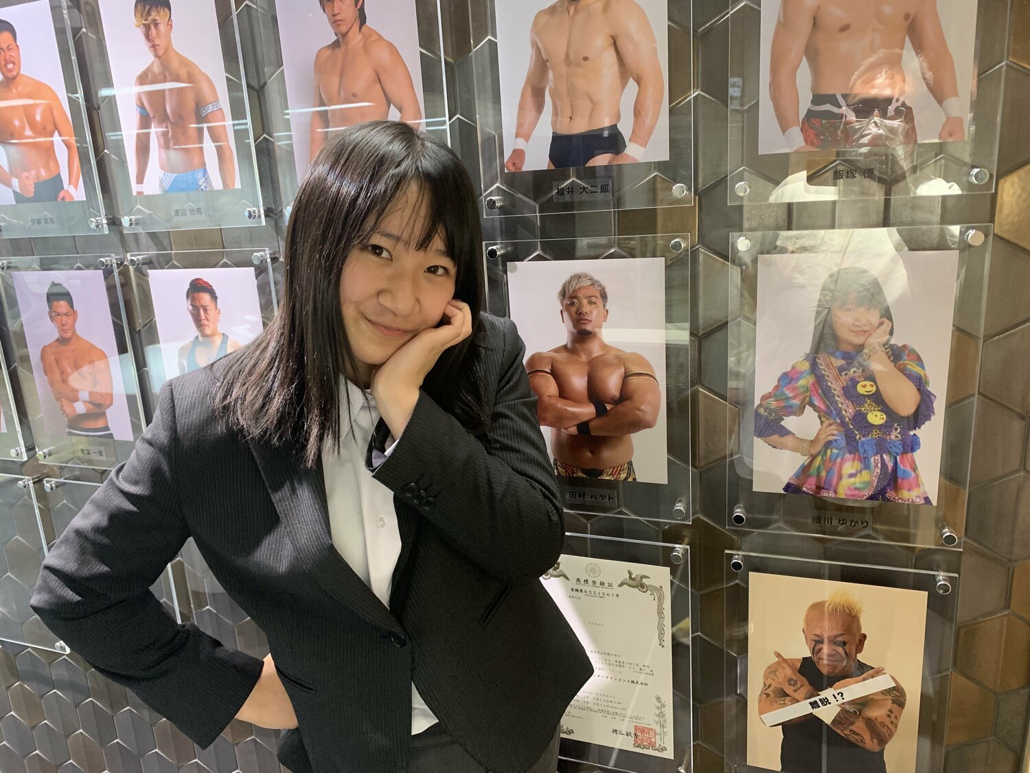 GLEATオフィスに飾られている所属選手パネルの前で